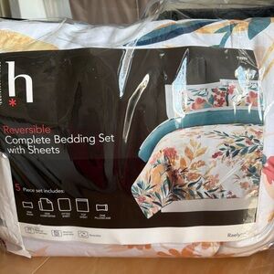 Twin 5-Piece Reversible Floral Bedding Set (New in Package)